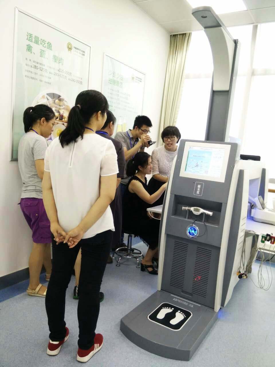 深圳南山慢病院 群眾體檢參觀深圳南山慢病院的互聯(lián)網(wǎng)健康管理一體機(jī)XKZN-A300圖3