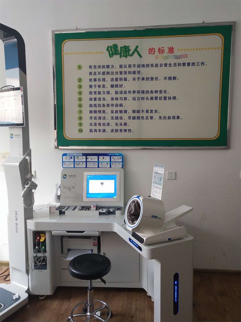 黑龍江省伊春市西林區(qū)人民醫(yī)院護(hù)士為前來體檢居民檢測健康項(xiàng)目