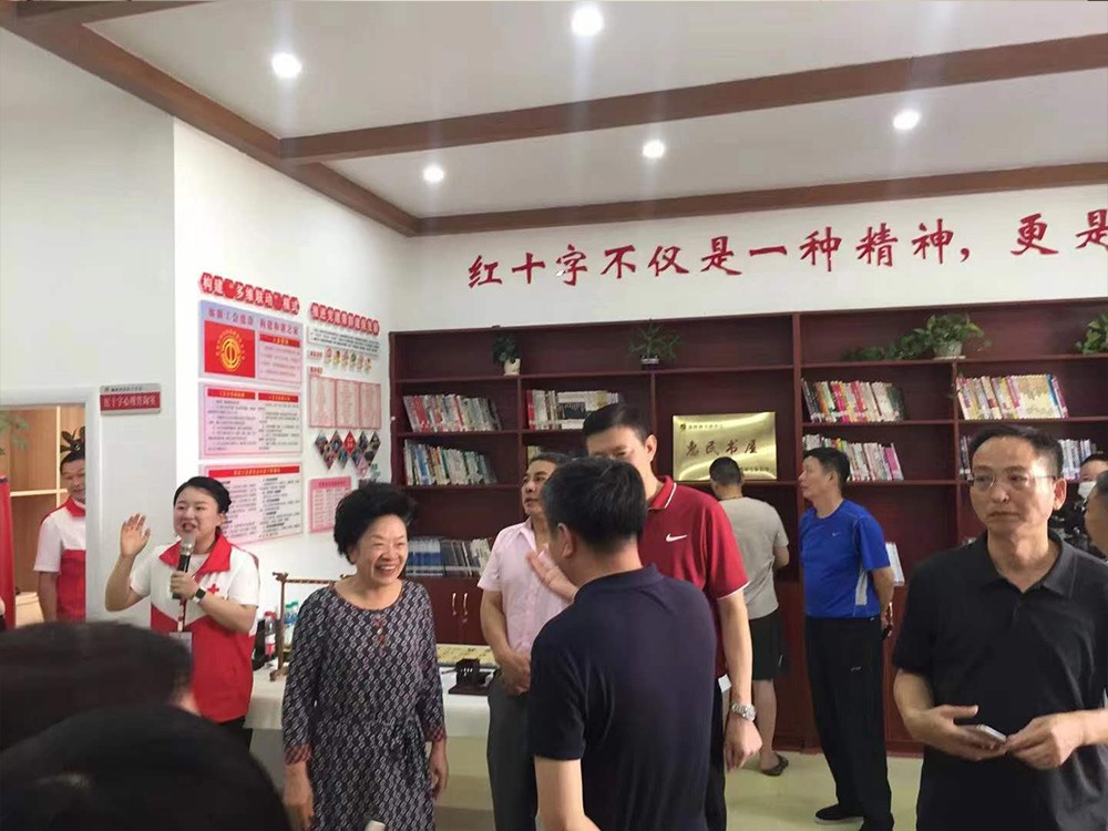 江西省梅苑社區(qū)紅十字會黨組領(lǐng)導(dǎo)參觀“智慧健康小屋” 全省各市縣紅十字會領(lǐng)導(dǎo)參觀指導(dǎo)健康促進項目“智慧健康小屋”